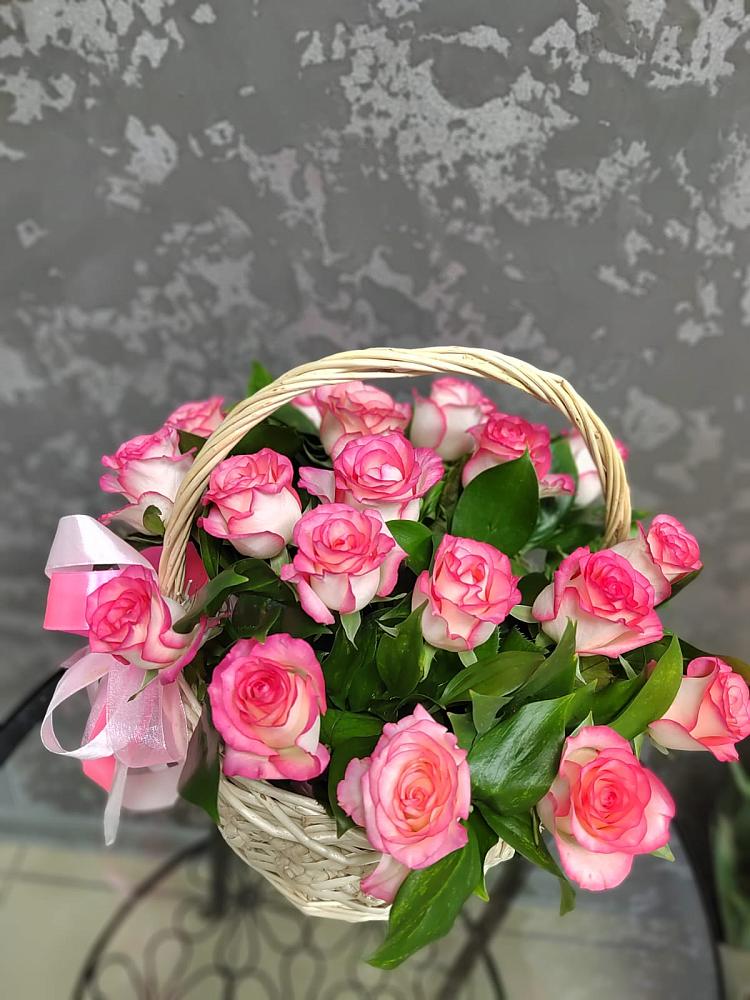 Цветочная композиция из Розы в корзине в Белушью Губу