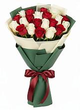 Букет Микс из красных и белых роз в Белушью Губу