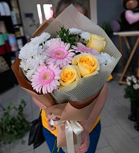 Букет цветов из:  Герберы, Розы и Хризантемы в Белушью Губу