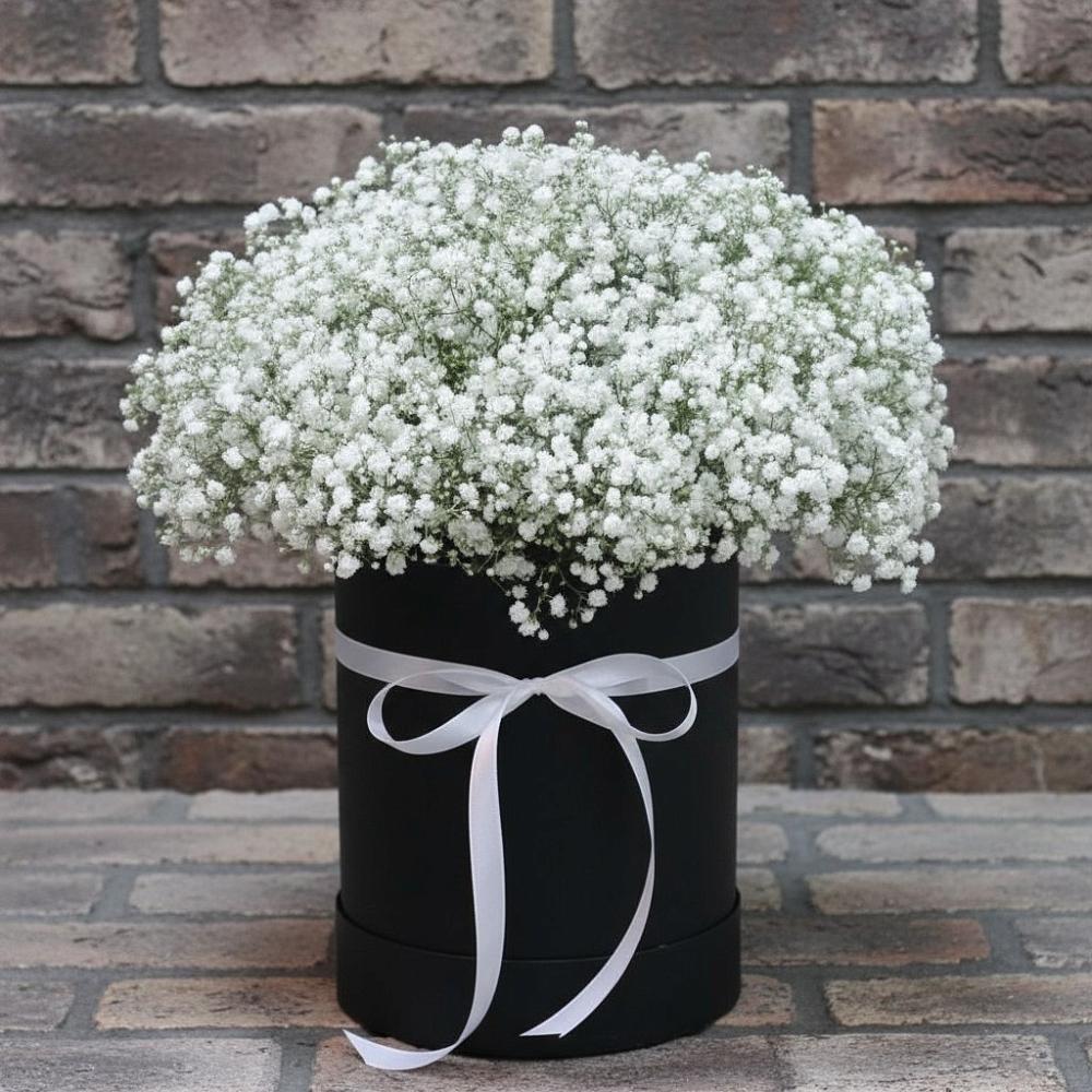 Цветочная композиция из Гипсофила в шляпной коробке в Белушью Губу