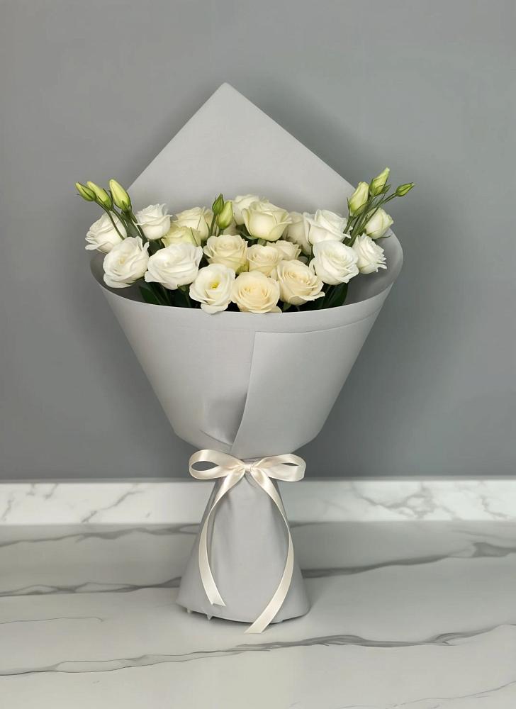 Букет цветов из: Розы и Лизиантусы в Белушью Губу