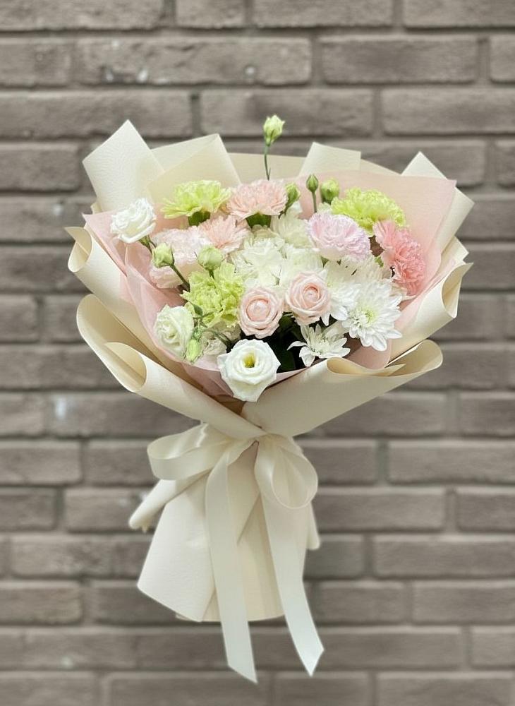 Букет цветов из: Гвоздики, Розы, Лизиантусы и Хризантемы в Белушью Губу