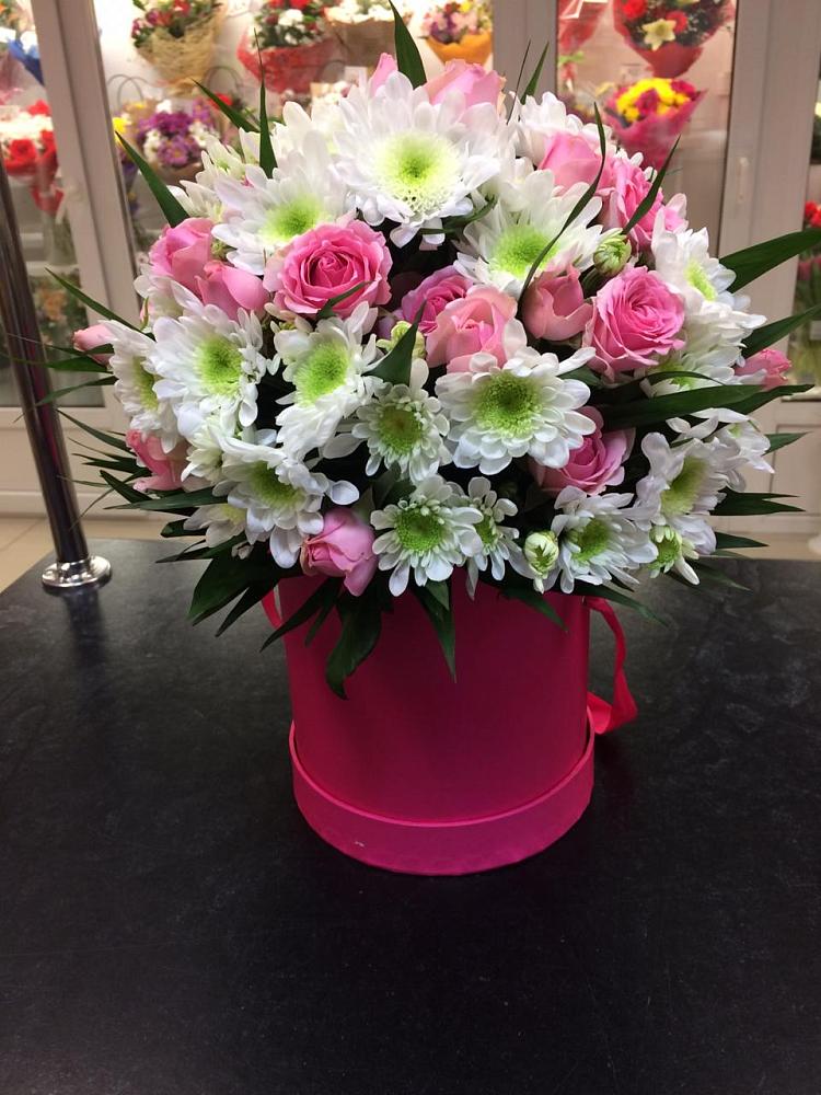 Цветочная композиция из Розы и Хризантемы в шляпной коробке в Белушью Губу