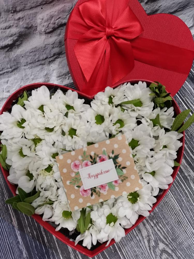 Цветочная композиция из Хризантемы в виде сердца в Белушью Губу