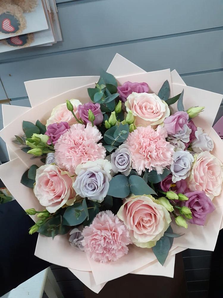 Букет цветов из: Розы, Гвоздики и Лизиантусы в Белушью Губу